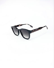Collection Signature – Lunettes de Soleil au Design Intemporel