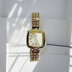 Montre Carrée Dorée – Bracelet Tressé & Cadran Élégant