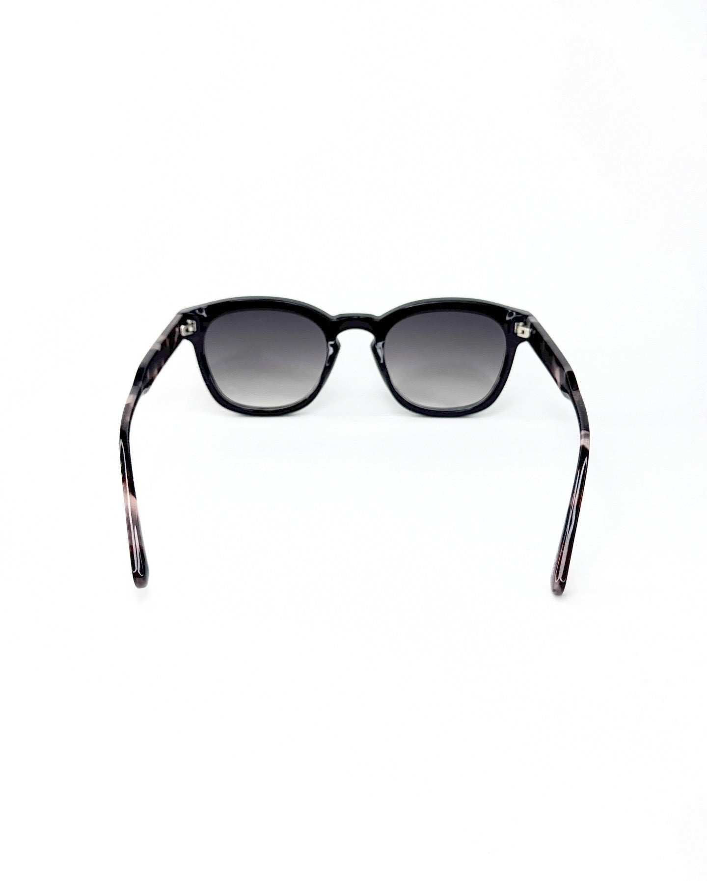 Collection Signature – Lunettes de Soleil au Design Intemporel
