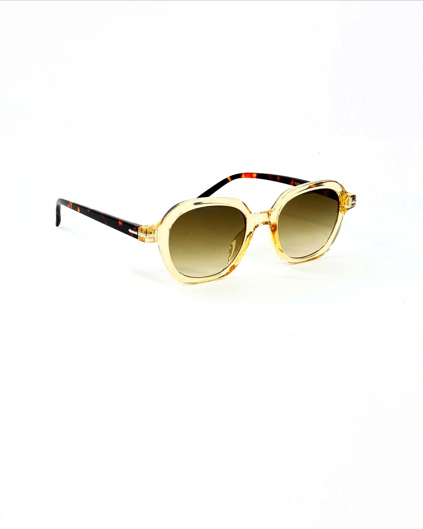 Collection “Éclat Urbain” – Lunettes de Soleil Carrées Vintage