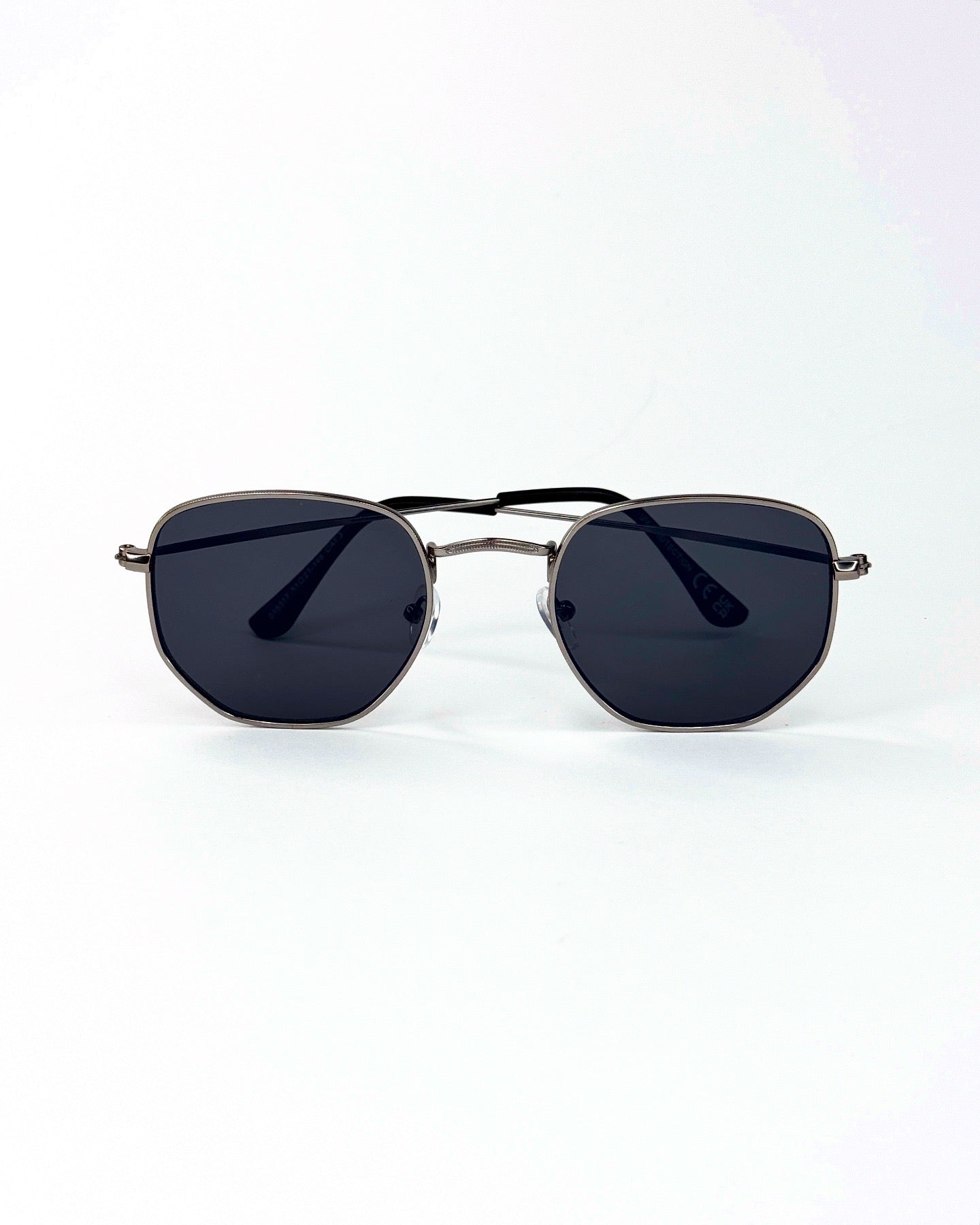 Lunettes de soleil géométriques à monture métallique
