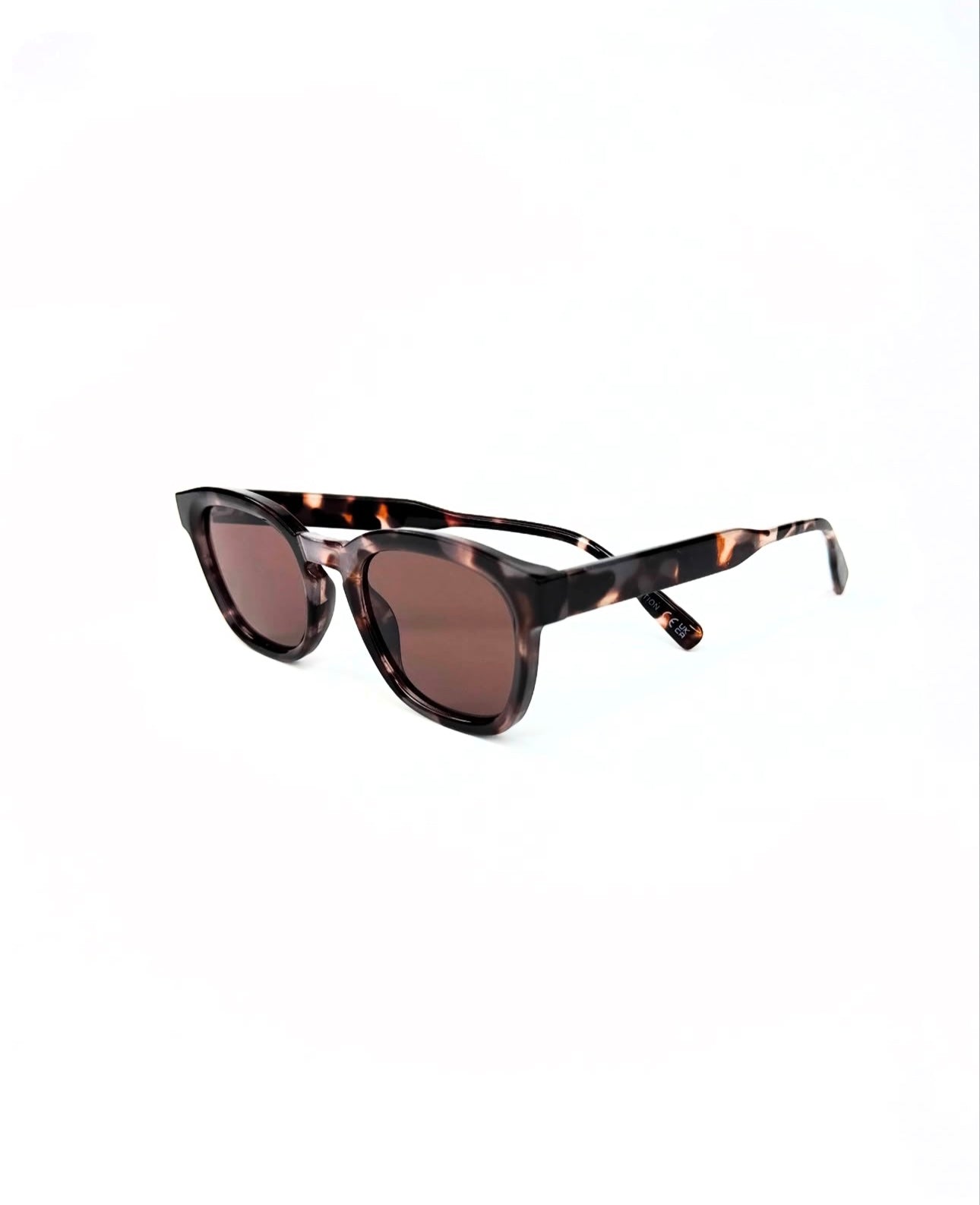 Collection Signature – Lunettes de Soleil au Design Intemporel