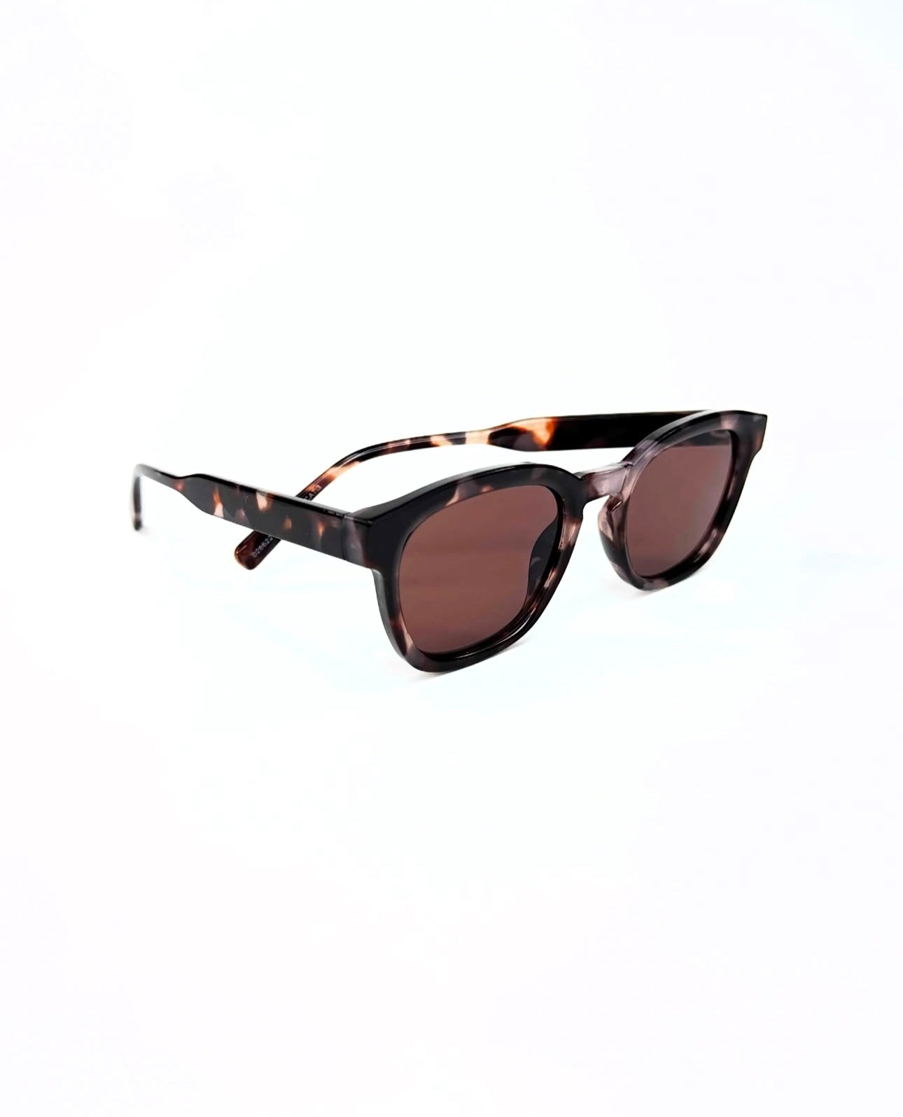 Collection Signature – Lunettes de Soleil au Design Intemporel