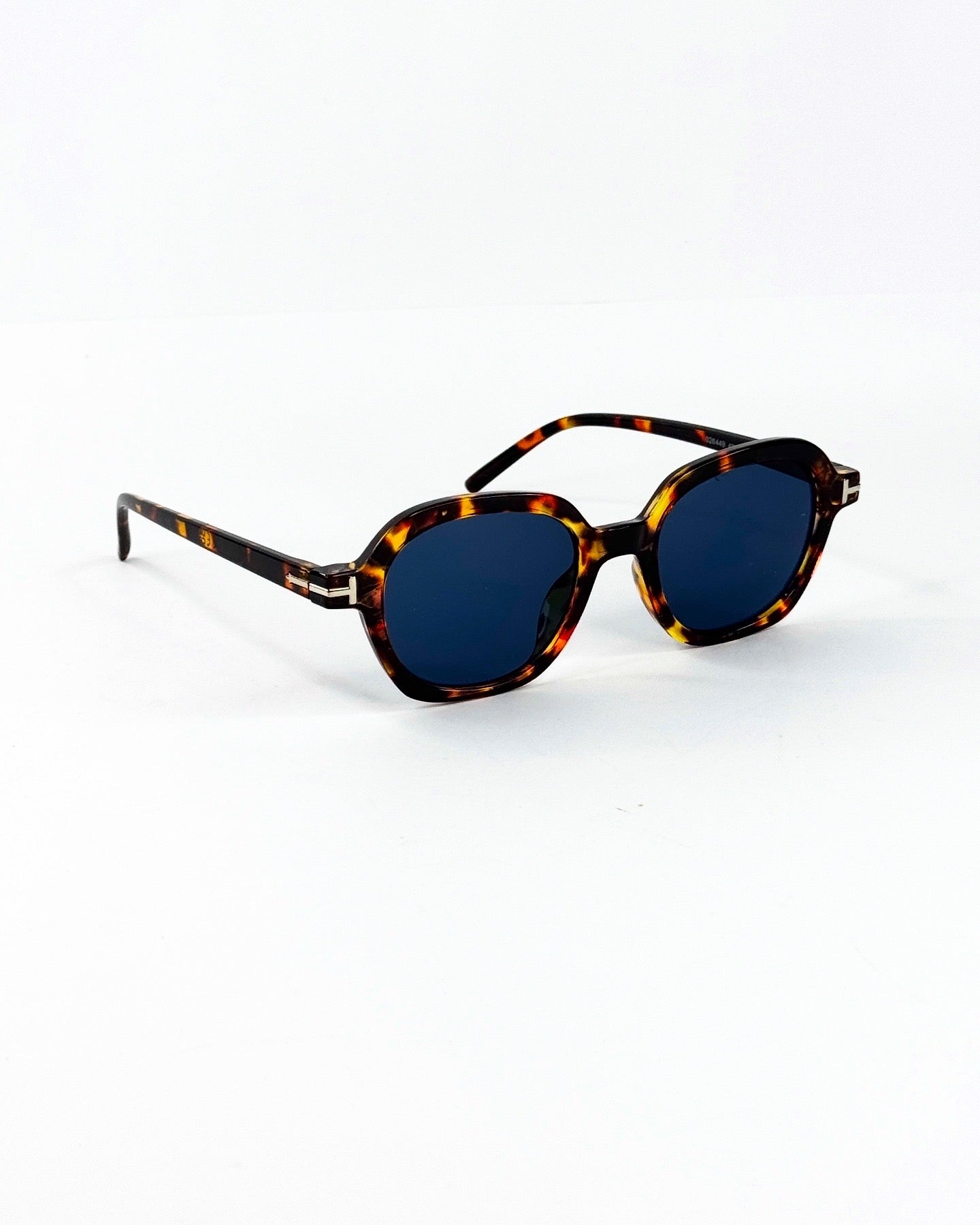 Collection “Éclat Urbain” – Lunettes de Soleil Carrées Vintage