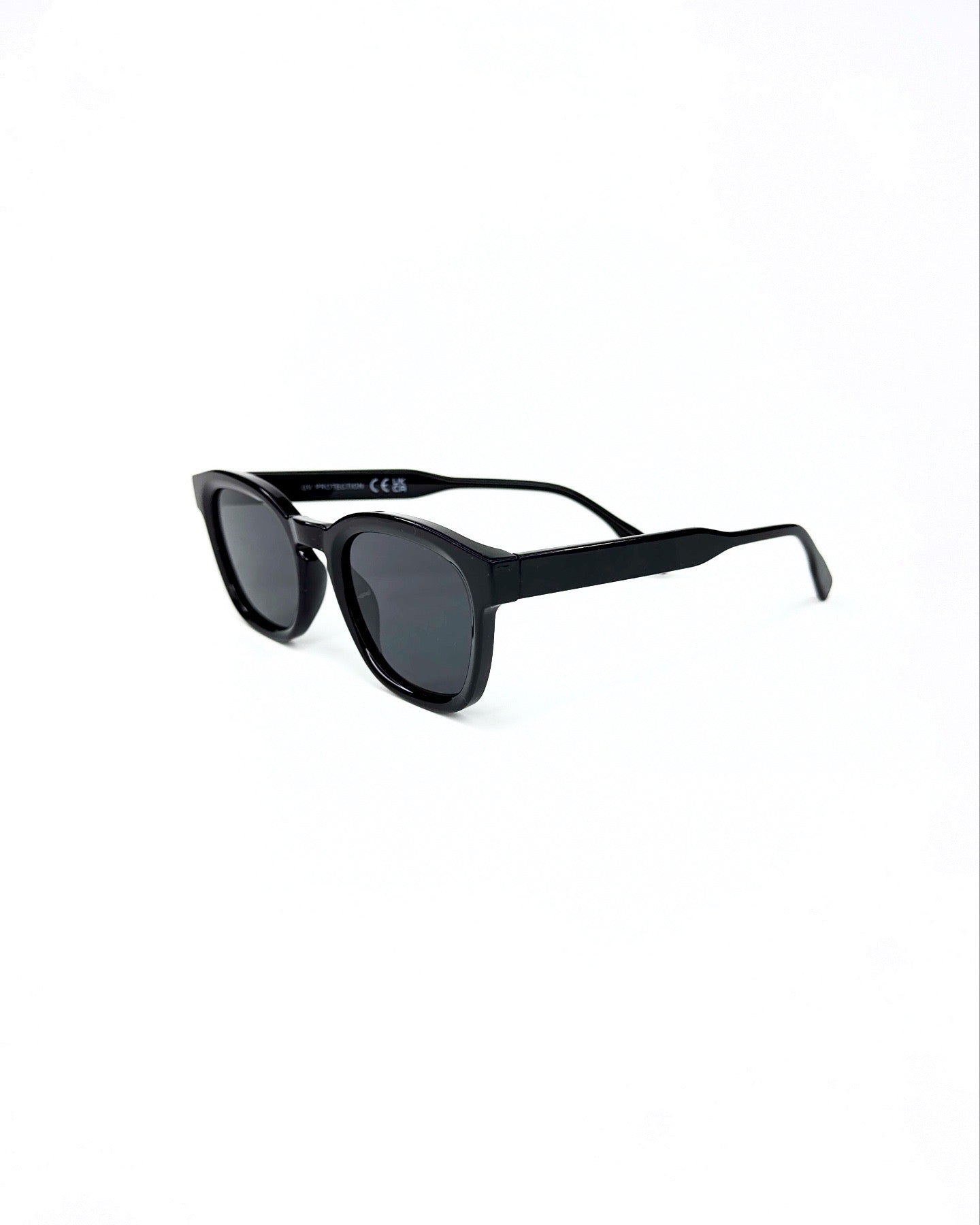 Collection Signature – Lunettes de Soleil au Design Intemporel