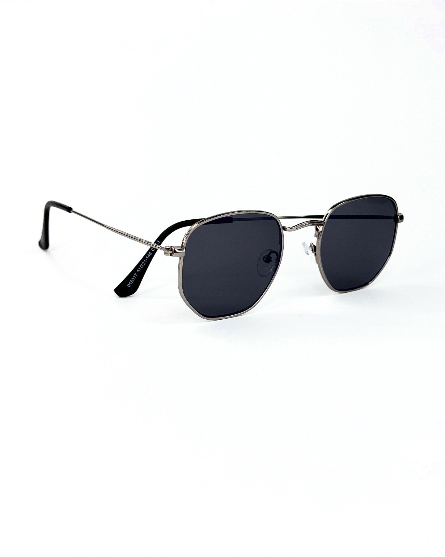 Lunettes de soleil géométriques à monture métallique