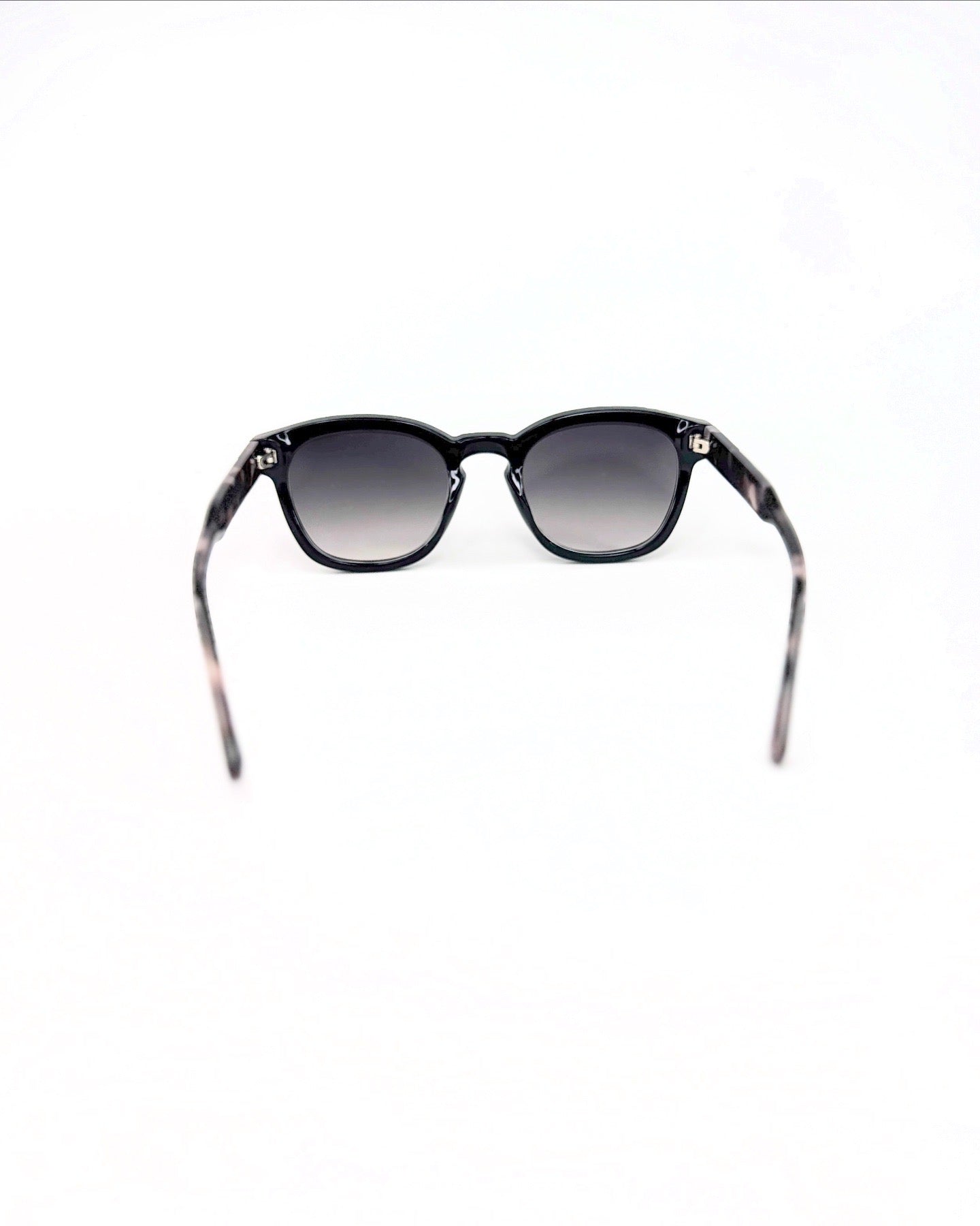 Collection Signature – Lunettes de Soleil au Design Intemporel