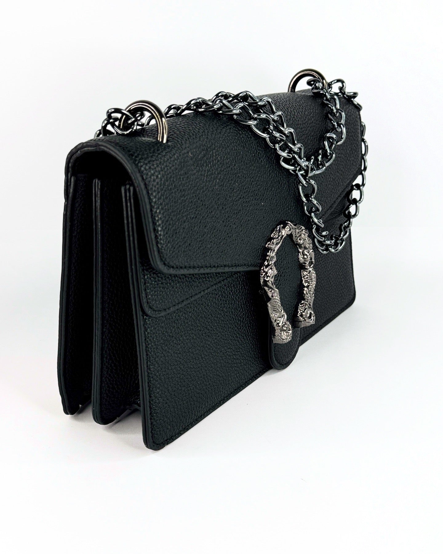 Sac à bandoulière noir en cuir grainé avec fermoir tête de tigre et chaîne argentée