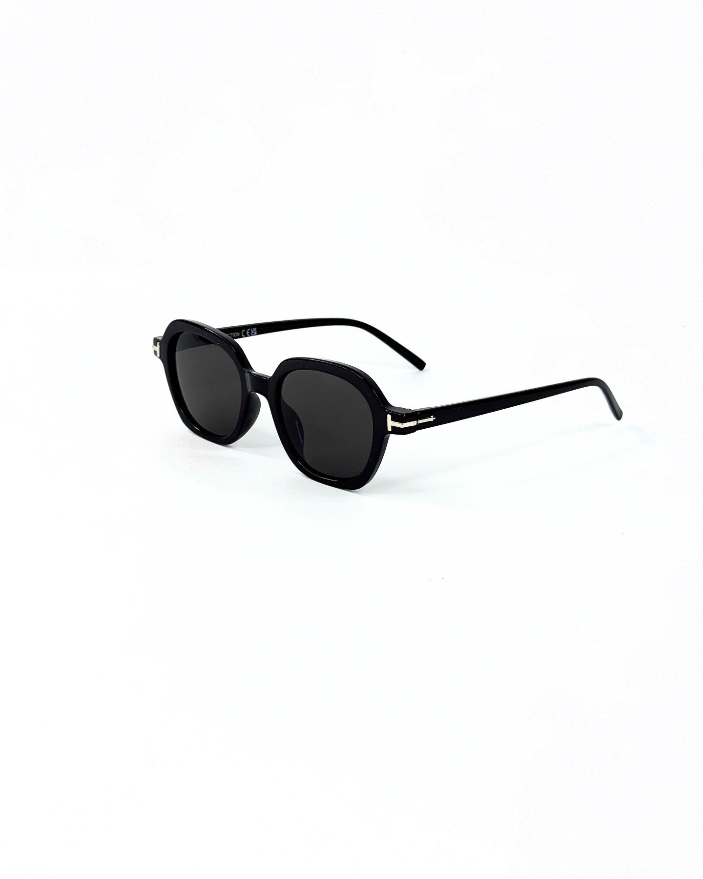 Collection “Éclat Urbain” – Lunettes de Soleil Carrées Vintage