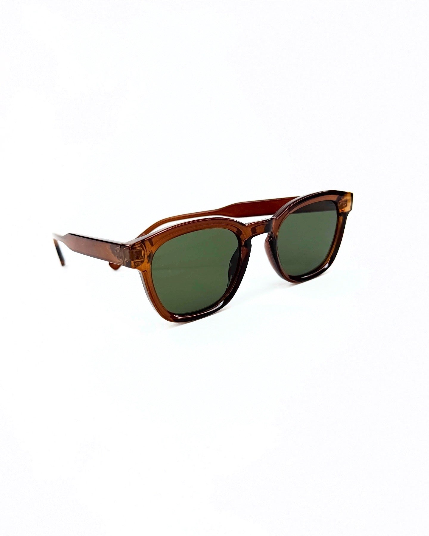 Collection Signature – Lunettes de Soleil au Design Intemporel