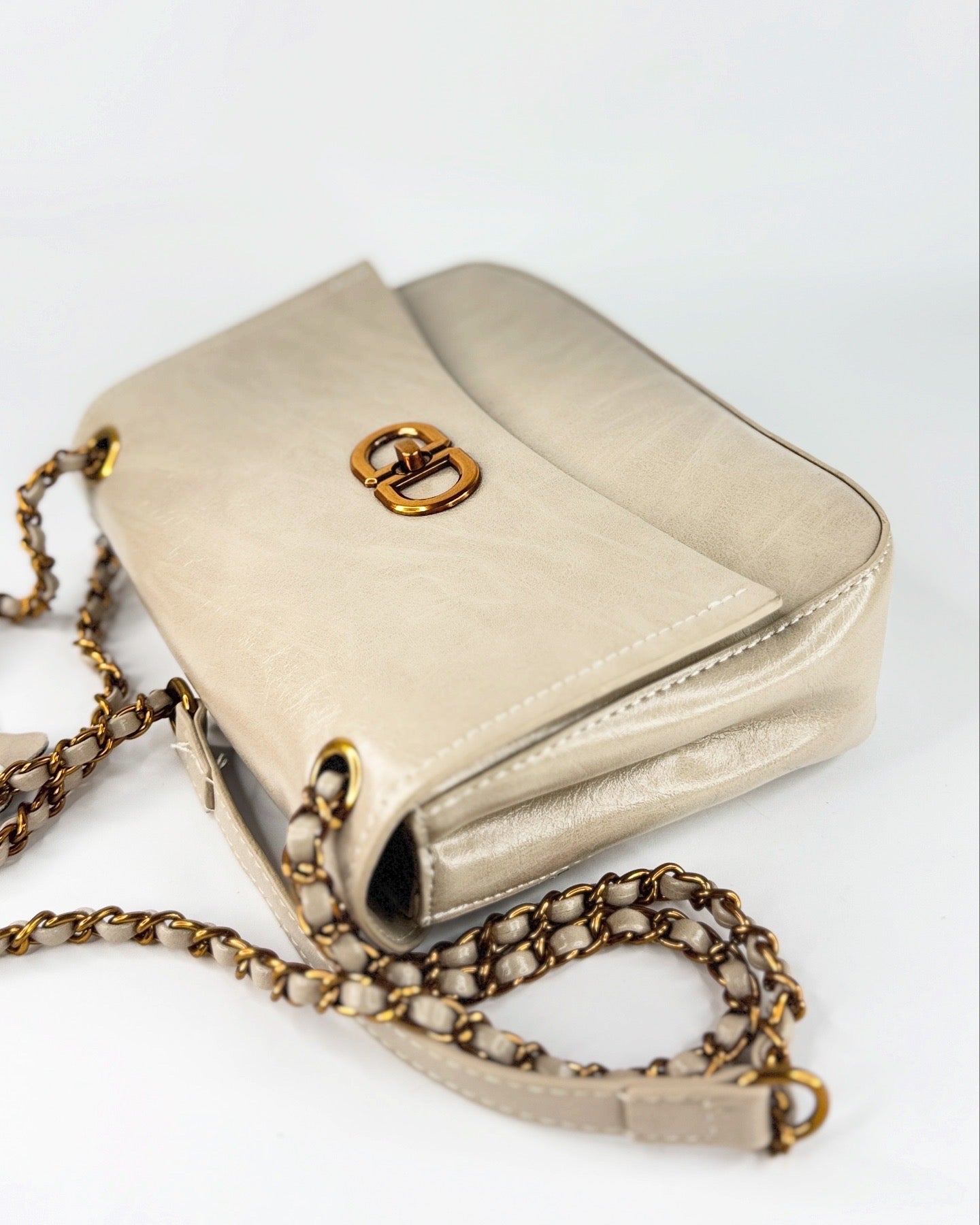 Sac à Bandoulière Chic – Cuir Lustré et Chaîne Dorée