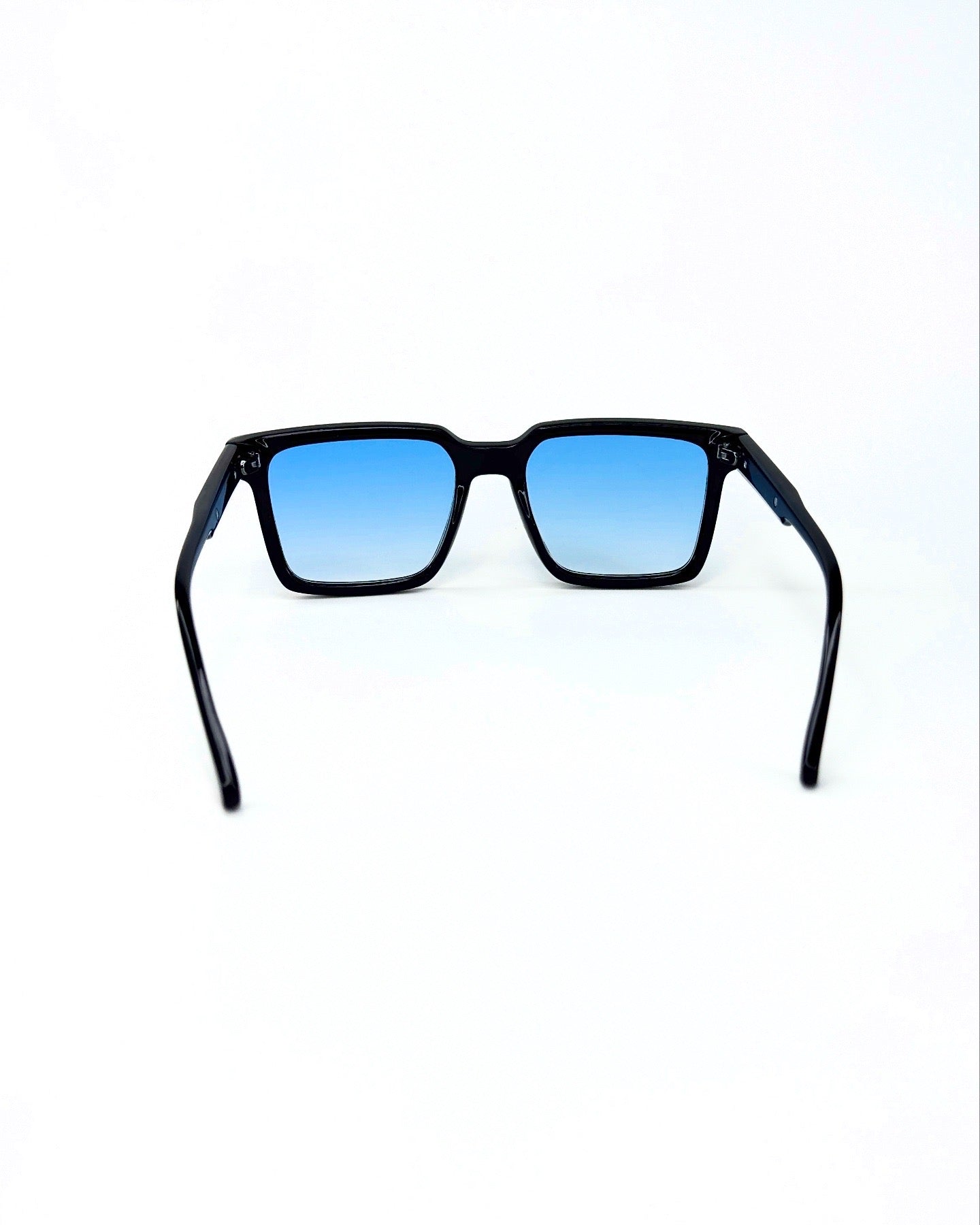 Lunettes Solaires Carrées – Style Moderne et Verres Colorés”