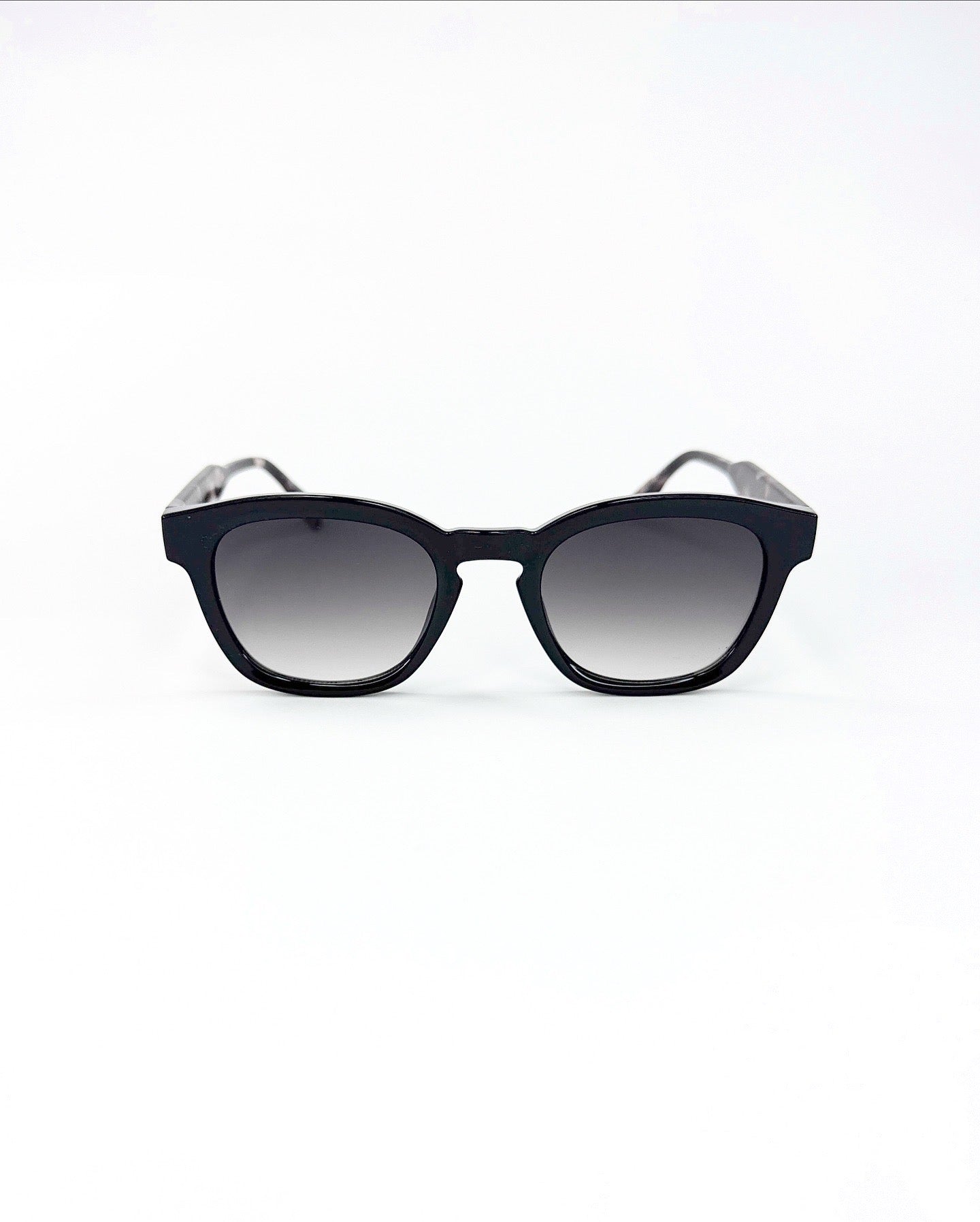 Collection Signature – Lunettes de Soleil au Design Intemporel