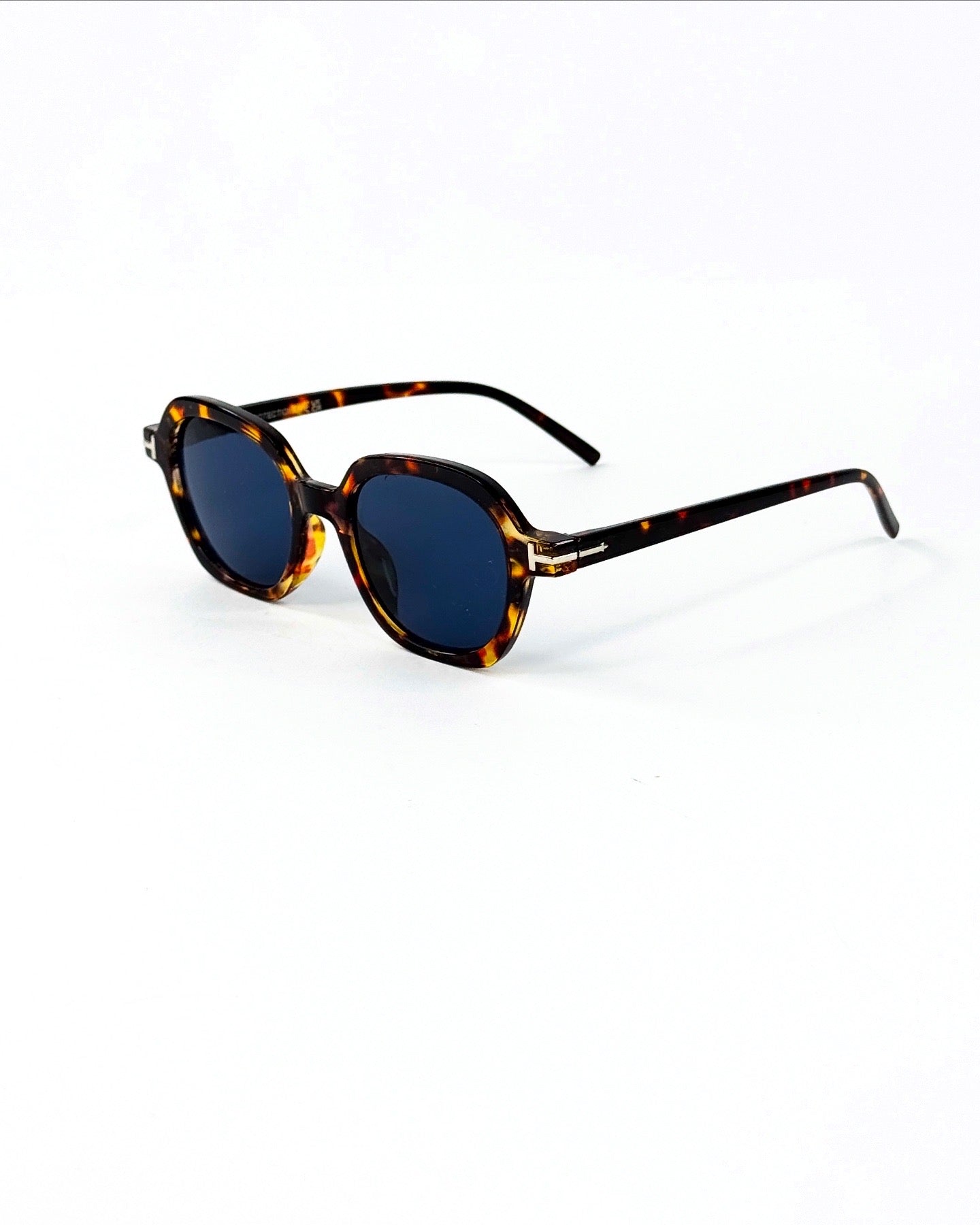 Collection “Éclat Urbain” – Lunettes de Soleil Carrées Vintage