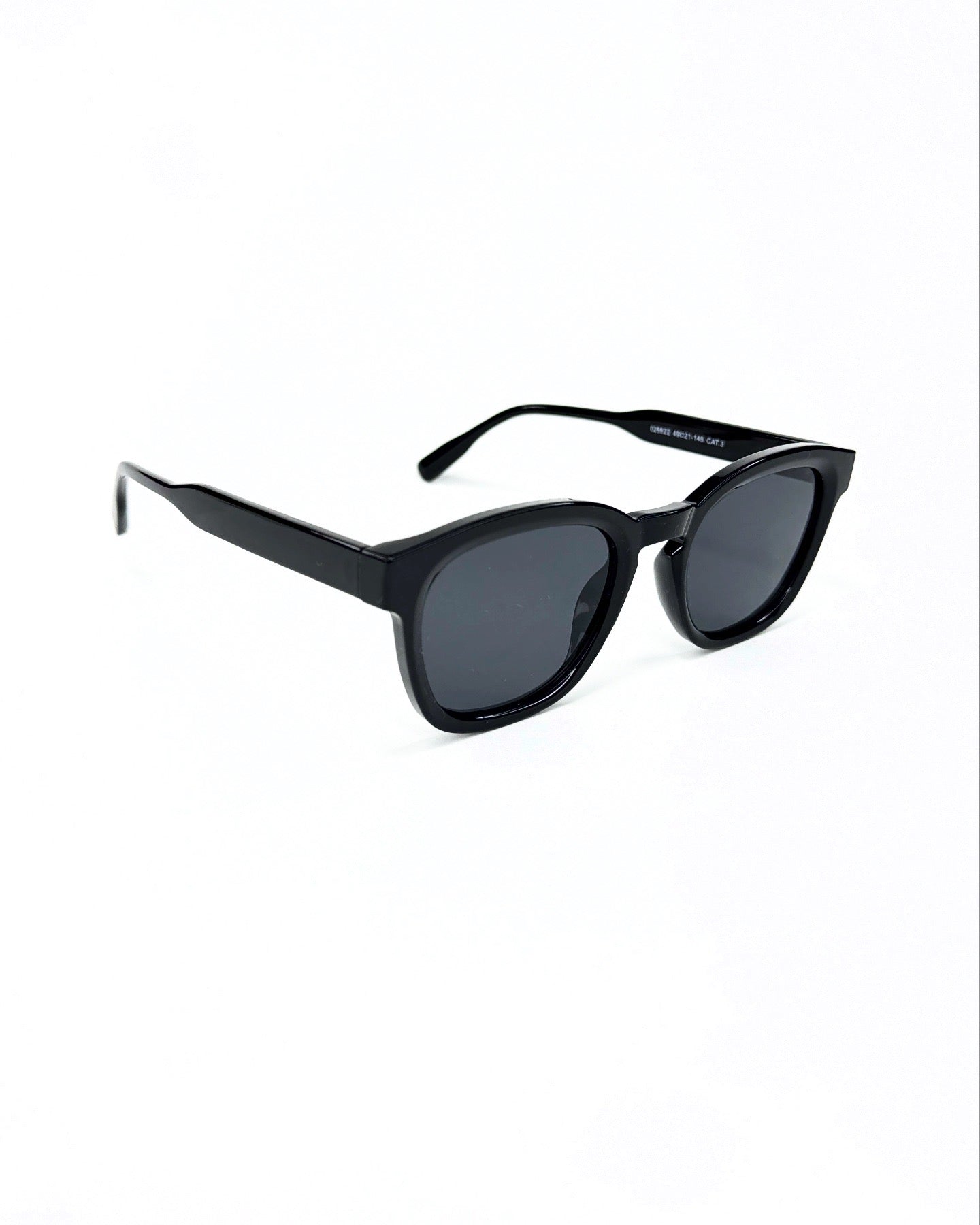 Collection Signature – Lunettes de Soleil au Design Intemporel