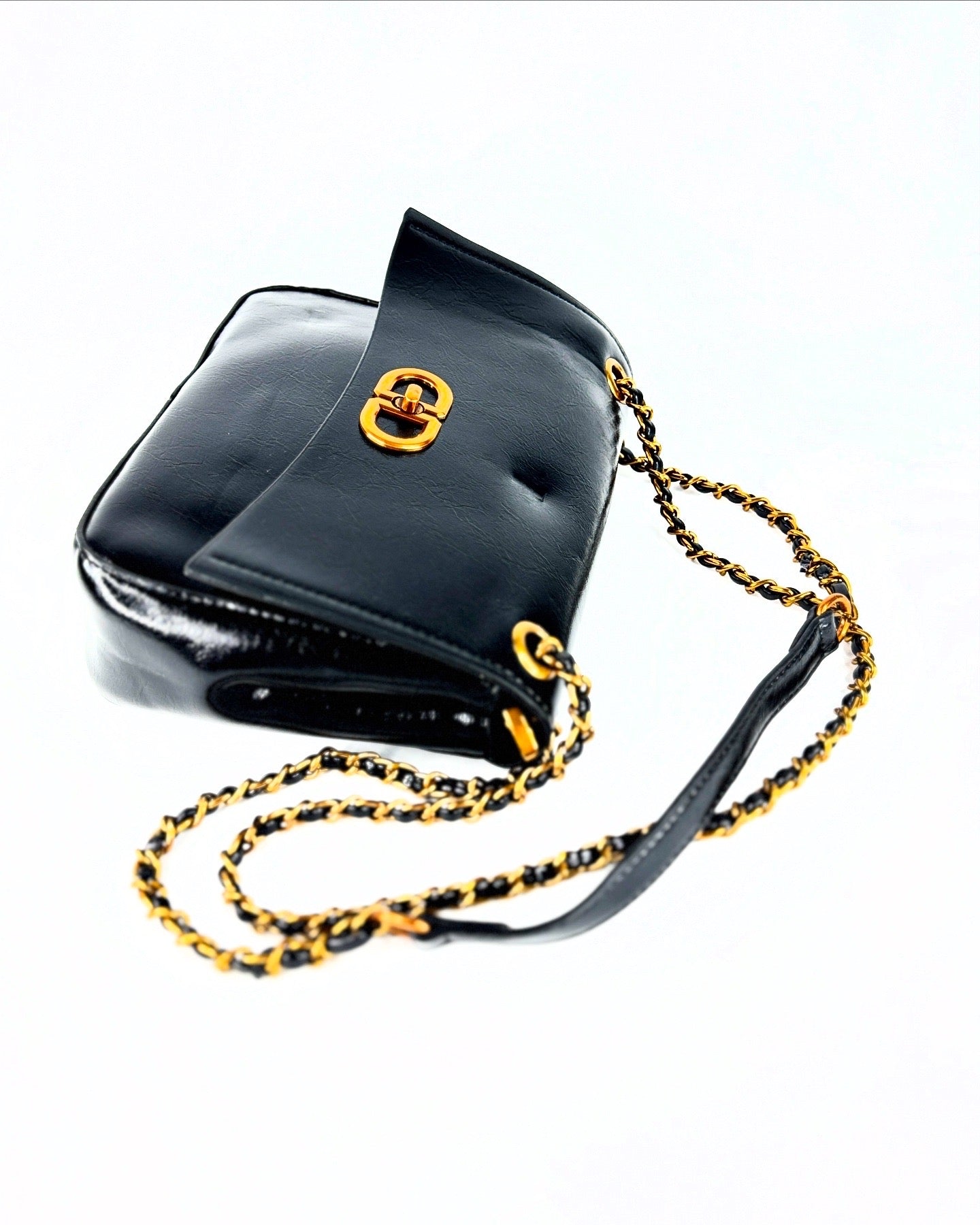 Sac à Bandoulière Chic – Cuir Lustré et Chaîne Dorée