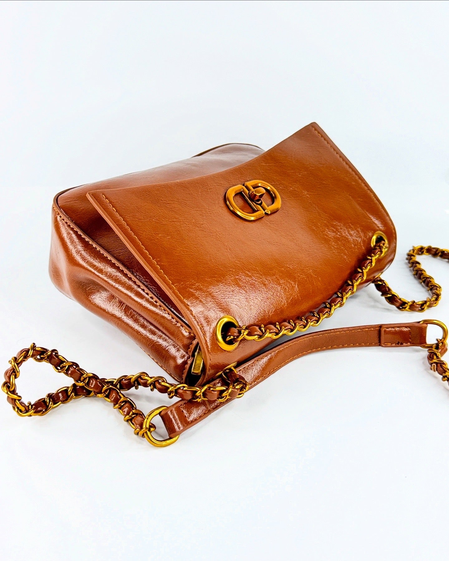 Sac à Bandoulière Chic – Cuir Lustré et Chaîne Dorée