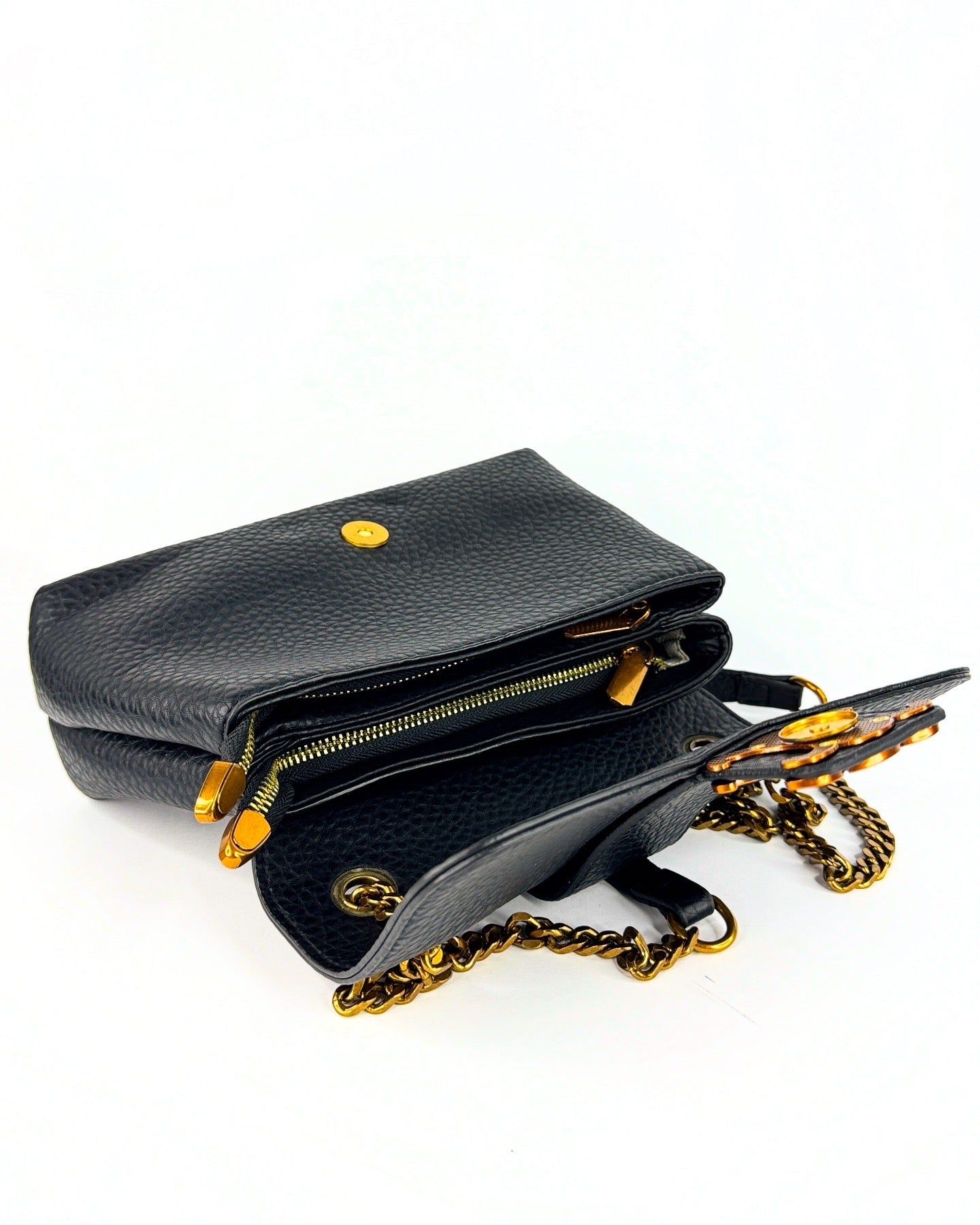 Sac en cuir grainé noir avec chaîne dorée et logo emblématique central
