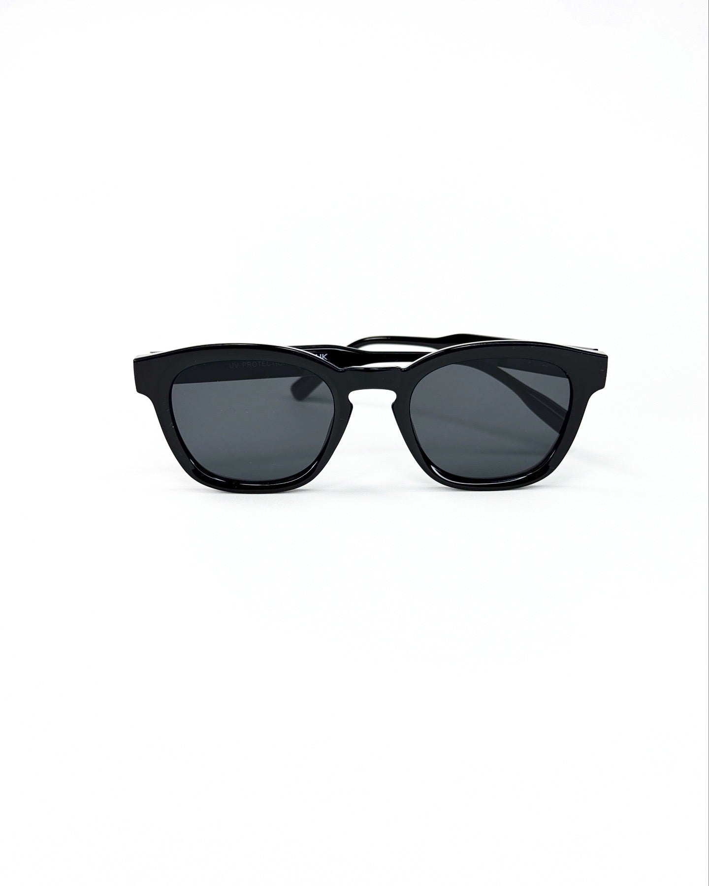Collection Signature – Lunettes de Soleil au Design Intemporel