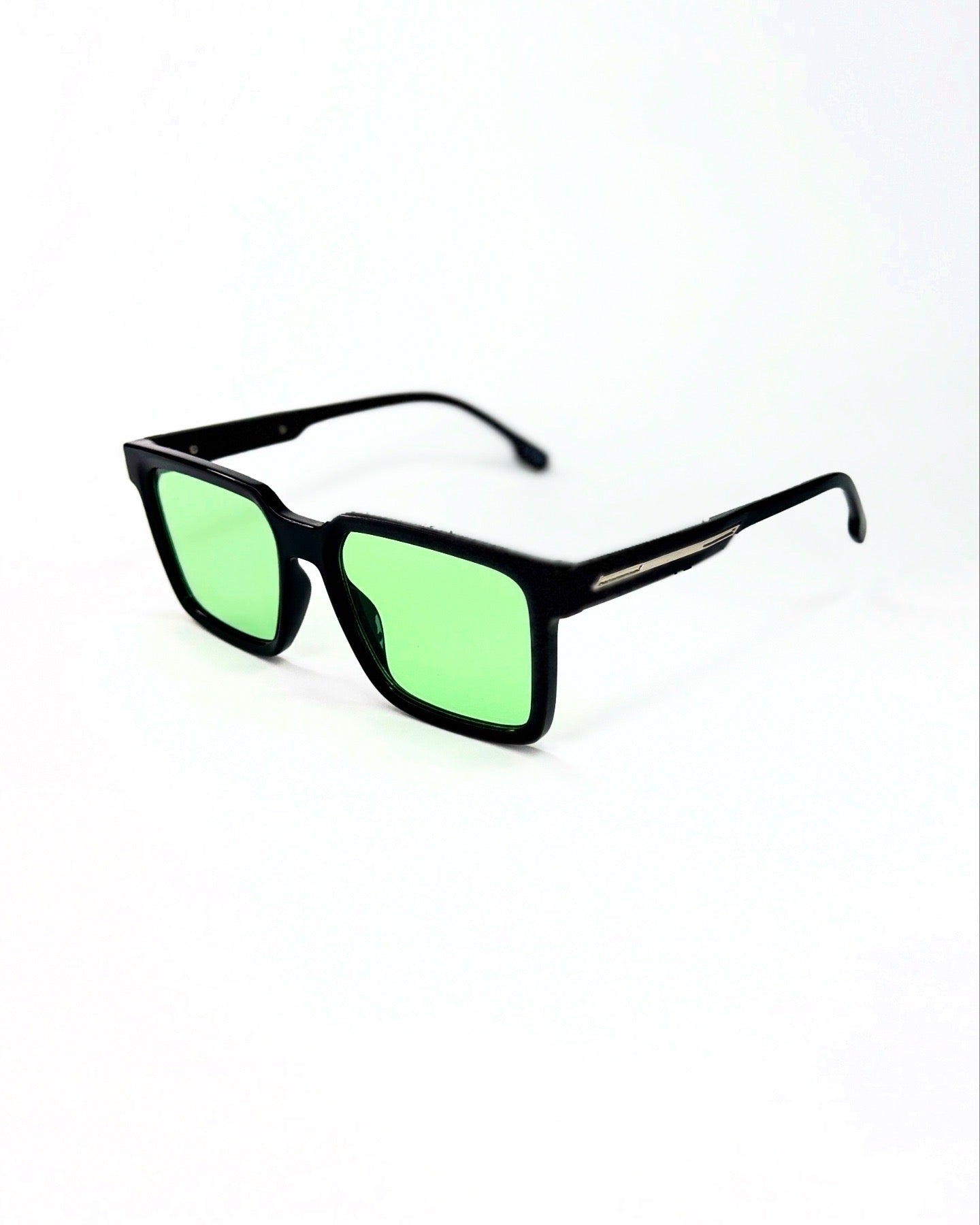 Lunettes Solaires Carrées – Style Moderne et Verres Colorés”
