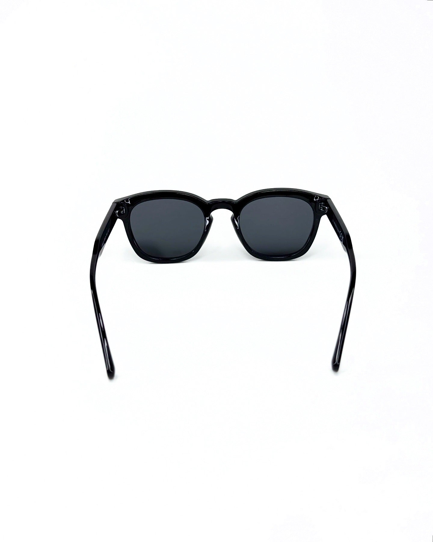 Collection Signature – Lunettes de Soleil au Design Intemporel