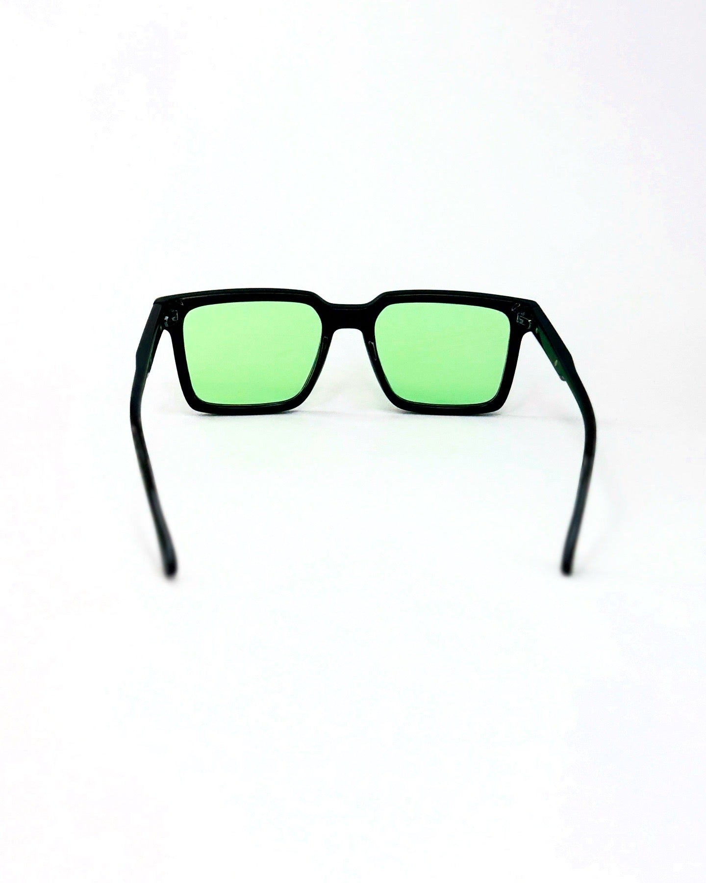 Lunettes Solaires Carrées – Style Moderne et Verres Colorés”