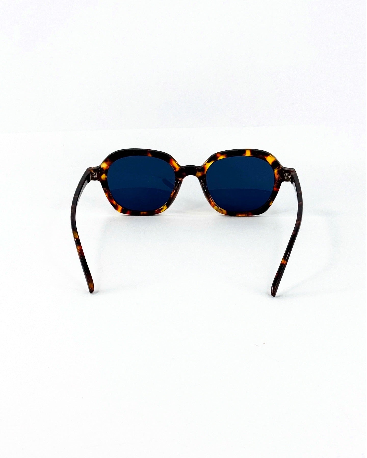 Collection “Éclat Urbain” – Lunettes de Soleil Carrées Vintage
