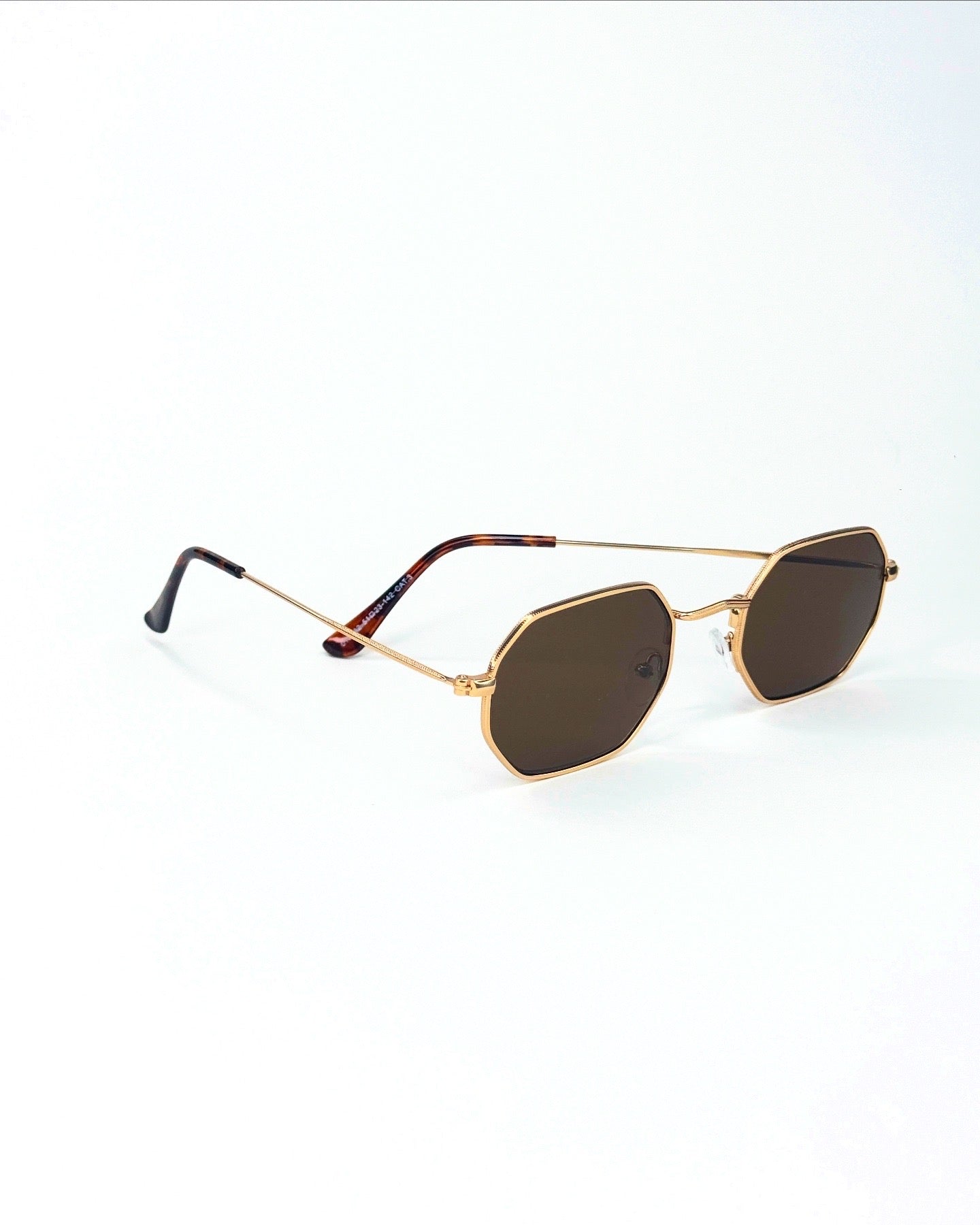 Lunettes de soleil octogonales à monture dorée – Élégance géométrique